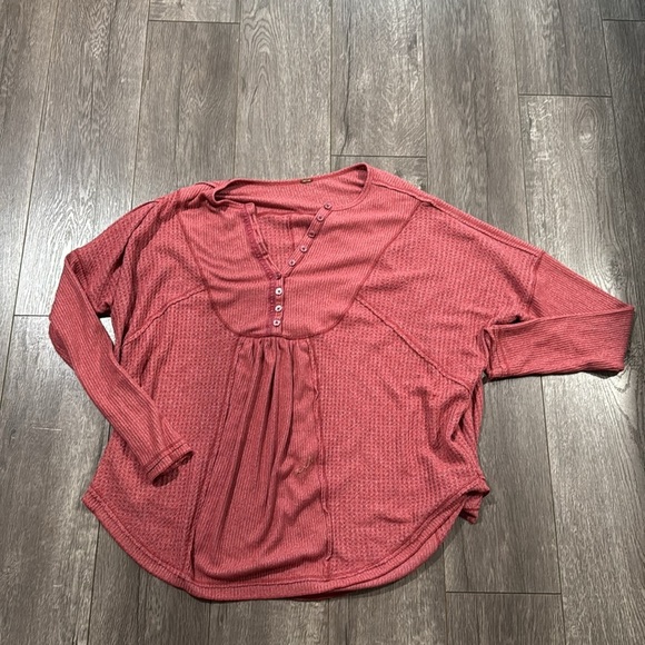 Free People Oversized Leo Henley Top in Rose Size S - Picture 3 of 6